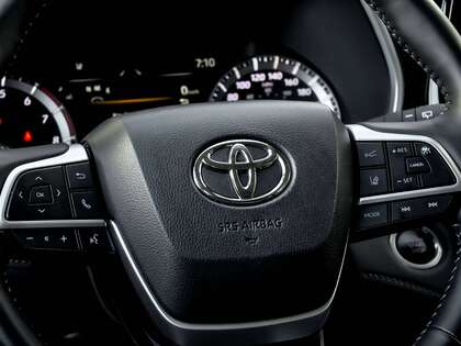 used 2025 Toyota Highlander car, priced at $50,995