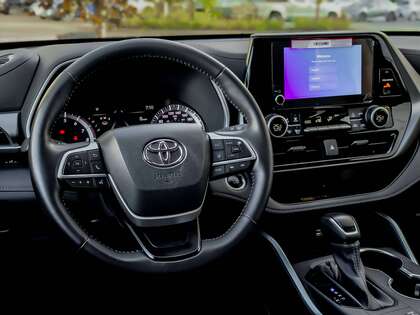 used 2025 Toyota Highlander car, priced at $50,995