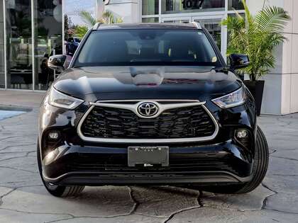 used 2025 Toyota Highlander car, priced at $50,995