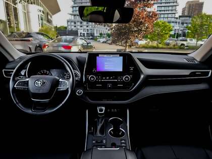 used 2025 Toyota Highlander car, priced at $50,995
