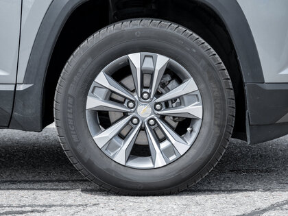 used 2025 Chevrolet Equinox car, priced at $32,894