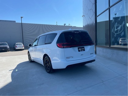 used 2022 Chrysler Pacifica Hybrid car, priced at $39,892