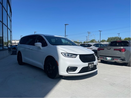 used 2022 Chrysler Pacifica Hybrid car, priced at $39,892