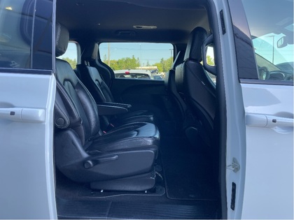used 2022 Chrysler Pacifica Hybrid car, priced at $39,892