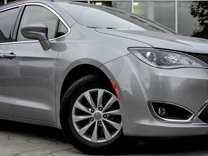 used 2018 Chrysler Pacifica car, priced at $25,995
