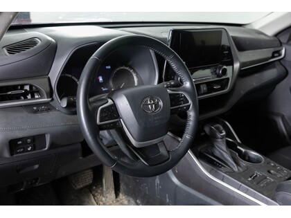 used 2023 Toyota Highlander car, priced at $49,998