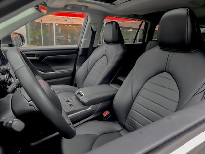 used 2024 Toyota Highlander car, priced at $59,995