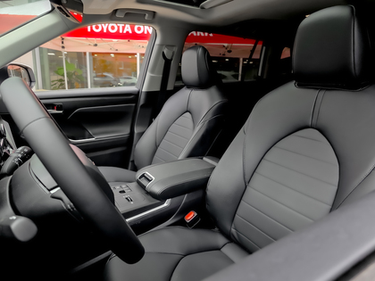 used 2025 Toyota Highlander car, priced at $61,495