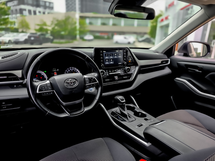 used 2022 Toyota Highlander car, priced at $49,995
