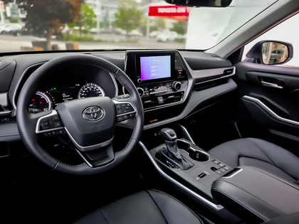used 2025 Toyota Highlander car, priced at $58,995