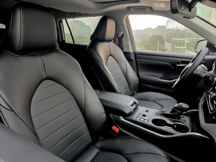 used 2025 Toyota Highlander car, priced at $58,995