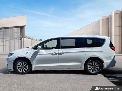 used 2022 Chrysler Pacifica Hybrid car, priced at $37,681
