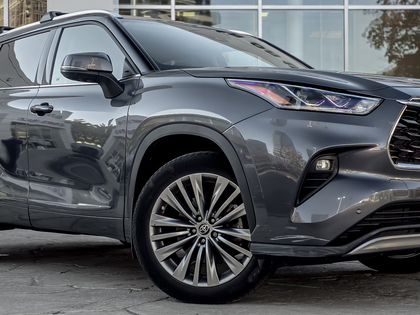 used 2022 Toyota Highlander car, priced at $52,995