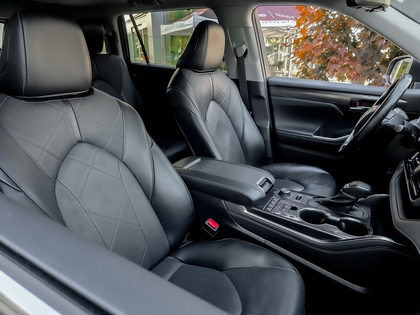 used 2022 Toyota Highlander car, priced at $52,995