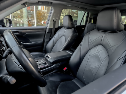 used 2022 Toyota Highlander car, priced at $52,995